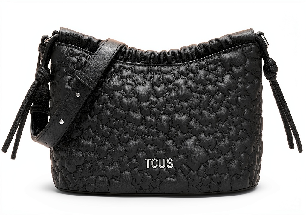 TOUS Puffy Bear Umhängetasche in Schwarz auf einem Tisch