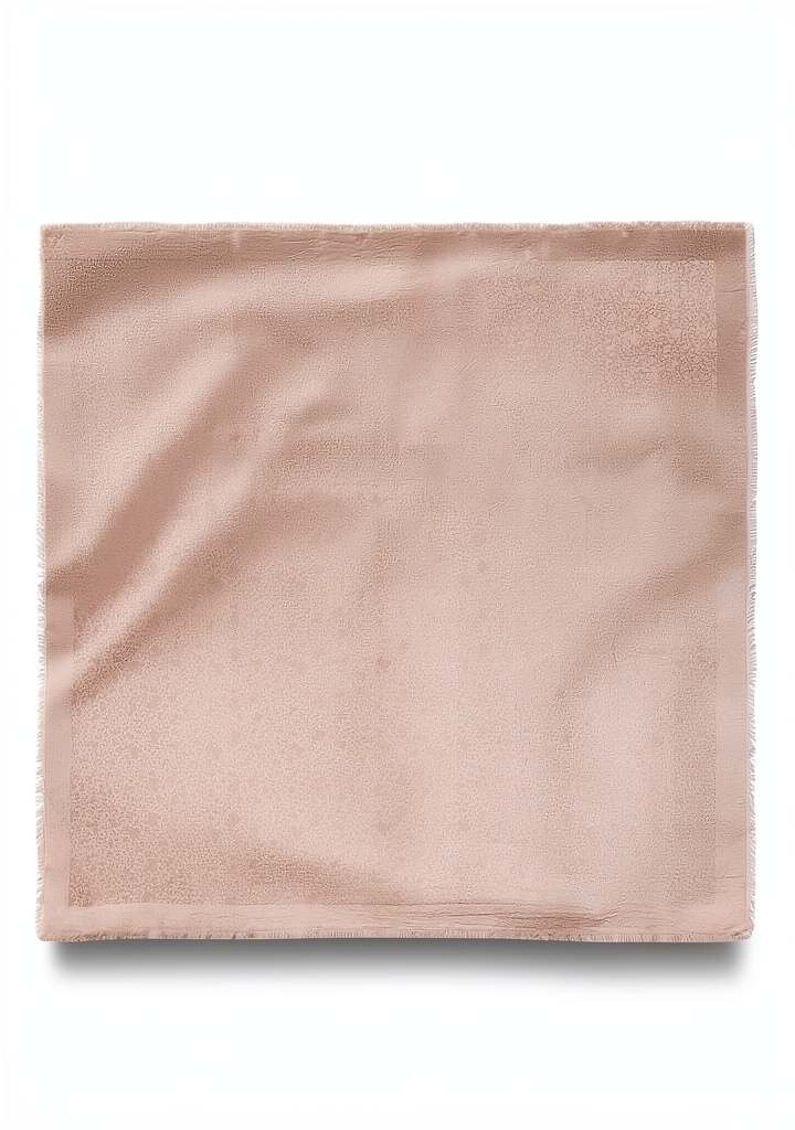Modell trägt den beige Jacquard Schal von Tous in einer urbanen Umgebung